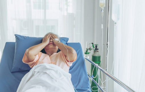 Mẹ già đi viện một mình