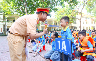 Cảnh sát hướng dẫn kỹ năng phòng chống đuối nước cho học sinh