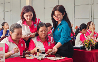 Phụ nữ Thạnh Mỹ Tây học làm đẹp, ứng dụng AI vào cuộc sống