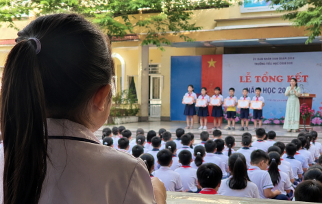 Nhận thưởng trên sân trường: niềm vui trẻ nhỏ hay áp lực từ kỳ vọng của cha mẹ?