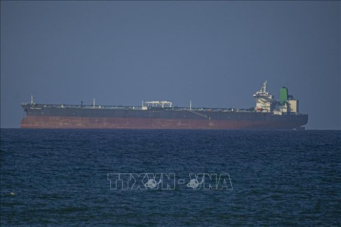 Tàu hàng di chuyển qua eo biển Hormuz. Ảnh: AA/TTXVN