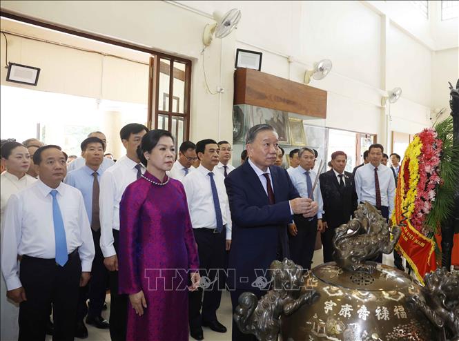 Tổng Bí thư, Chủ tịch nước Tô Lâm và Phu nhân cùng Đoàn đại biểu cấp cao Việt Nam dâng hương, dâng hoa tại Khu di tích Chủ tịch Hồ Chí Minh ở tỉnh Udon Thani (Thái Lan) - Ảnh: Thống Nhất/TTXVN