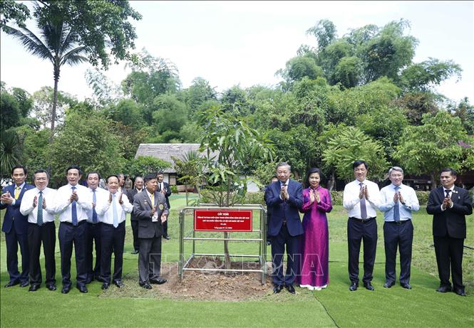 Tổng Bí thư, Chủ tịch nước Tô Lâm và Phu nhân trồng cây lưu niệm trong khuôn viên Khu di tích Chủ tịch Hồ Chí Minh tại tỉnh Udon Thani (Thái Lan) - Ảnh: Thống Nhất/TTXVN