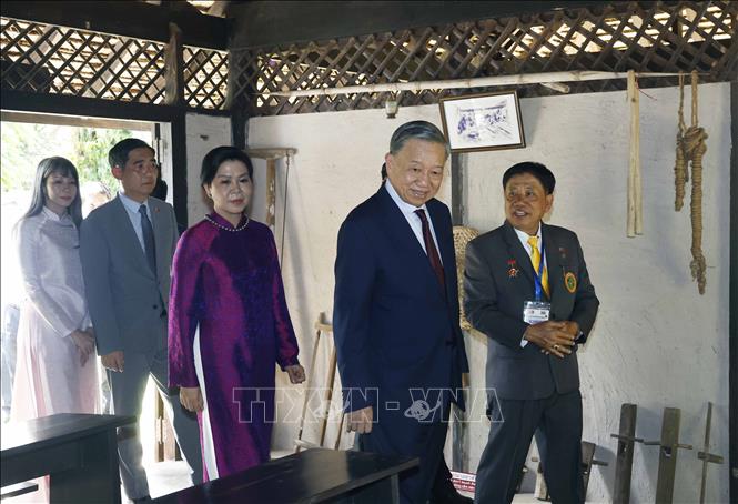 Tổng Bí thư, Chủ tịch nước Tô Lâm và Phu nhân thăm Khu di tích Chủ tịch Hồ Chí Minh ở Udon Thani, nơi Bác Hồ đã từng sống và hoạt động cách mạng trong giai đoạn 1928 - 1929 - Ảnh: Thống Nhất/TTXVN