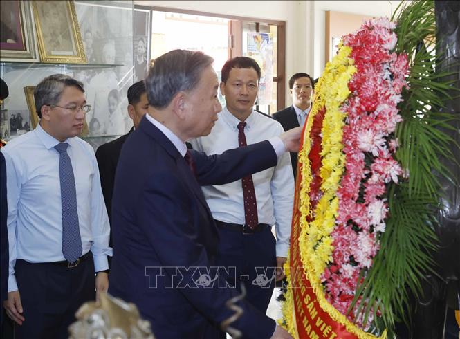 Tổng Bí thư, Chủ tịch nước Tô Lâm dâng hoa tưởng niệm Bác Hồ tại Khu di tích Chủ tịch Hồ Chí Minh ở tỉnh Udon Thani - Ảnh: Thống Nhất/TTXVN