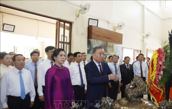 Tổng Bí thư, Chủ tịch nước Tô Lâm dâng hương tưởng niệm Chủ tịch Hồ Chí Minh tại Thái Lan