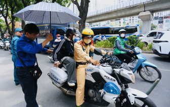 Nữ sinh kẹt xe sát giờ thi vào lớp Mười, CSGT giải cứu trong 5 phút
