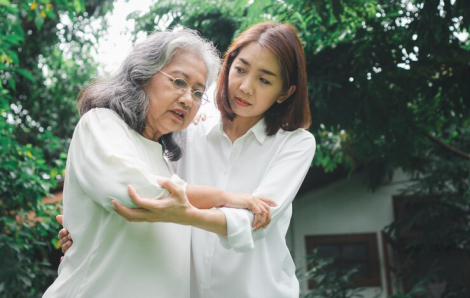 Hãy kiên nhẫn yêu thương mẹ già