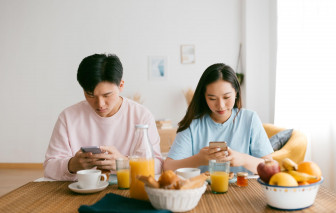 Khi người thứ ba là... màn hình điện thoại