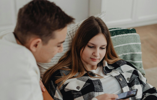 Nên nói gì để chồng hiểu và không đụng vào điện thoại của tôi nữa?