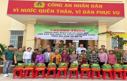 Hội Phụ nữ Công an TP Cần Thơ tổ chức khám bệnh và tặng quà cho người nghèo