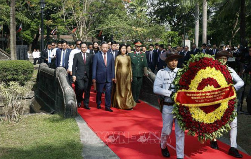 Tổng Bí thư, Chủ tịch nước Tô Lâm dâng hoa tại Tượng đài Chủ tịch Hồ Chí Minh ở Philippines