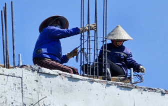 Nhọc nhằn mưu sinh dưới nắng như đổ lửa ở miền Trung