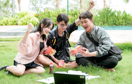 Từ quán nước ven đường đến văn phòng, nhiều người đang hào hứng với việc xé nhãn chai nước