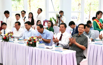 Nhà xuất bản Chính trị quốc gia Sự thật trao tủ sách lý luận, chính trị cho Trường đại học Kiên Giang