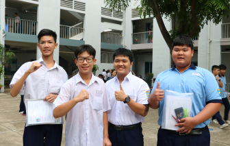 Thí sinh TPHCM hồi hộp bước vào môn thi cuối kỳ thi lớp Mười