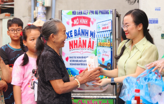 'Xe bánh mì nhân ái' của phụ nữ phường Trung Mỹ Tây