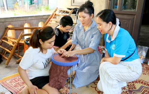 Cô gái khuyết tật và tình yêu tranh thêu trên lá bồ đề