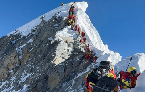 Hướng dẫn viên mất tích 6 ngày trên đỉnh Everest bất ngờ trở về