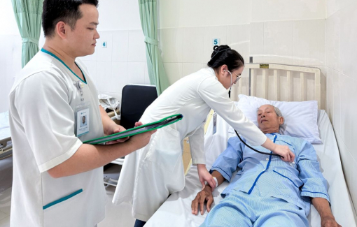 Cứu sống cụ ông 75 tuổi bị đột quỵ do nhồi máu não nặng