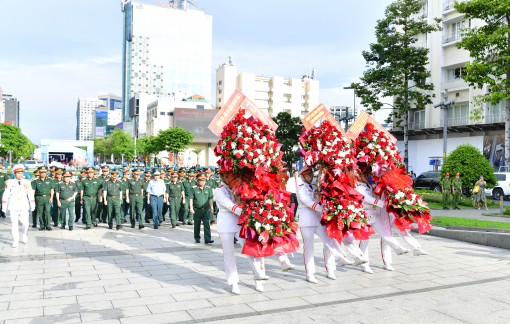 Đoàn đại biểu dự hội thảo khoa học Bộ Quốc phòng dâng hoa tưởng niệm Chủ tịch Hồ Chí Minh