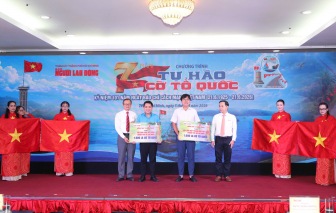 'Tự hào cờ Tổ quốc': 7 năm trao hơn 2,1 triệu lá cờ đến chiến sĩ và người dân cả nước
