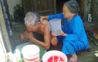 Mẹ không nhớ tên con, nhưng hơn 3.600 ngày con chưa từng rời mẹ