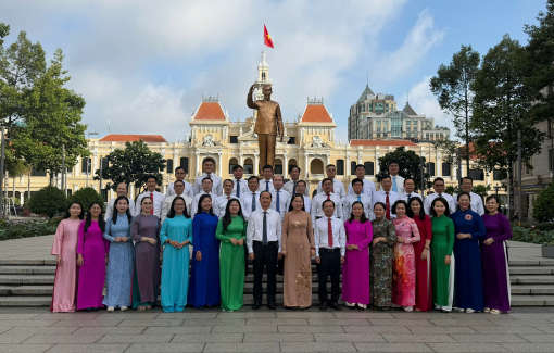 Đảng ủy các cơ quan Đảng TPHCM dâng hoa tưởng niệm Chủ tịch Hồ Chí Minh; tri ân đồng bào, chiến sĩ qua đời trong đại dịch COVID-19.