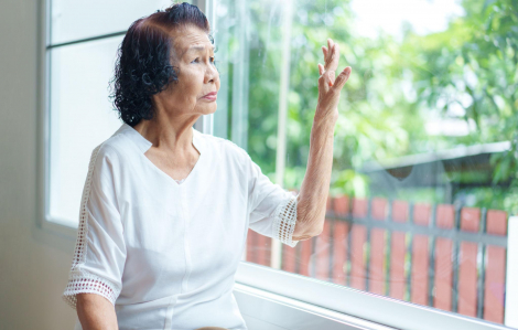 Khi người già cô đơn trong đủ đầy