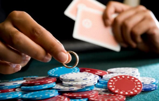 Chồng nghiện đỏ đen mang giấy đăng ký kết hôn ra tiệm cầm đồ