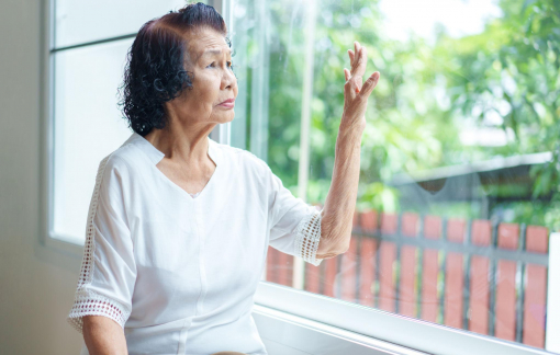Khi người già cô đơn trong đủ đầy