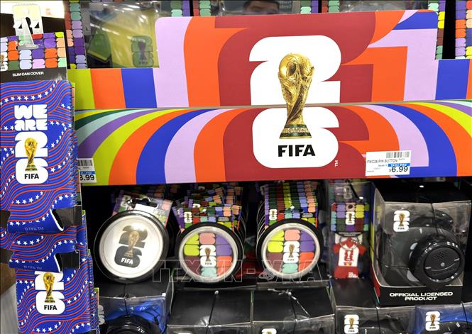 Nhiều sản phẩm ăn theo World Cup được dán nhãn FIFA. Ảnh minh họa: Ngọc Quang/PV TTXVN tại Mỹ