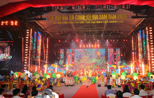 Hàng ngàn người dân tham dự lễ khai hội Vía Bà Chúa Xứ Núi Sam