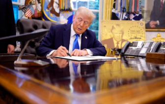 Thẩm phán bác đề xuất thu phí 100.000 USD cho thị thực H-1B của ông Trump