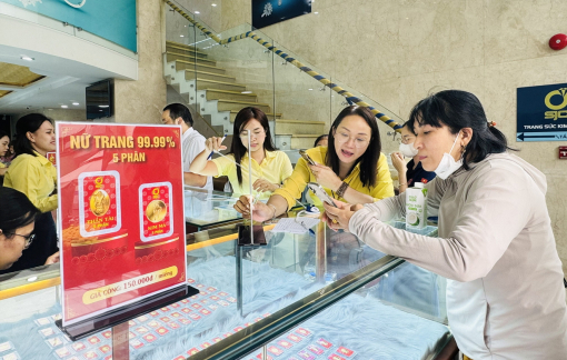 Có nên mua vào khi vàng đang rớt giá mạnh?
