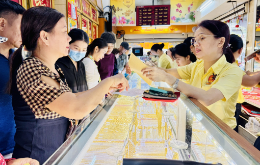 Giá vàng rớt 'không phanh'