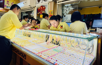Giá vàng giảm còn 138 triệu đồng/lượng