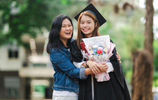 Trả tiền thuê mẹ để được nghe câu: 'Mẹ tự hào về con'