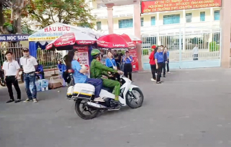 An Giang: Một thí sinh ngủ quên được công an hỗ trợ