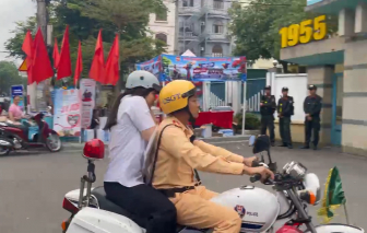 Công an Quảng Ngãi kịp thời đưa nữ sinh đến điểm thi do dậy muộn