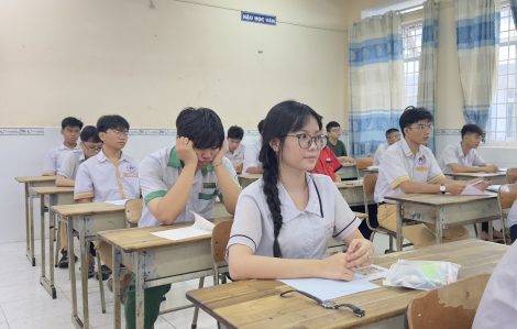 Thi môn văn: 7 thí sinh sử dụng điện thoại, 1 thí sinh dùng tài liệu khi làm bài