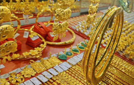 Vàng lao dốc, nên cắt lỗ hay kiên nhẫn nắm giữ?