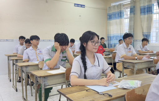 Thi môn văn: 7 thí sinh sử dụng điện thoại, 1 thí sinh dùng tài liệu khi làm bài