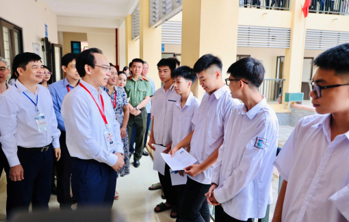 Bộ trưởng Hoàng Minh Sơn động viên thí sinh trước giờ thi môn đầu tiên tốt nghiệp THPT