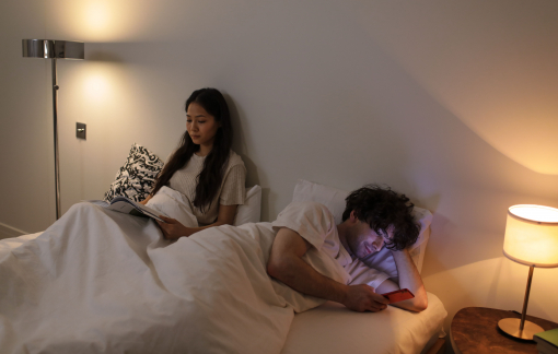 Vợ còng lưng lo toan, chồng bận xây hình tượng hoàn hảo