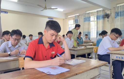 27 thí sinh bị đình chỉ trong kỳ thi tốt nghiệp THPT vì mang điện thoại, tài liệu