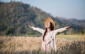 “Em bằng lòng chịu khổ cùng anh không?”