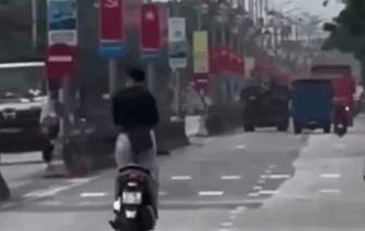 Xử lý nam thanh niên 'làm xiếc' khi điều khiển xe máy trên quốc lộ