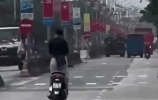 Xử lý nam thanh niên 'làm xiếc' khi điều khiển xe máy trên quốc lộ