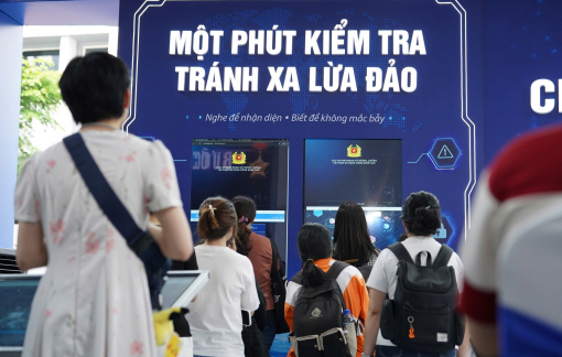 Triển lãm 'Tổ quốc bình yên' hút khách với mô hình an ninh mạng tương tác